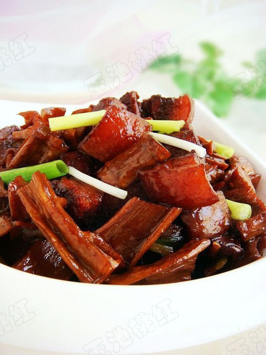 啤酒焖笋干五花肉的做法