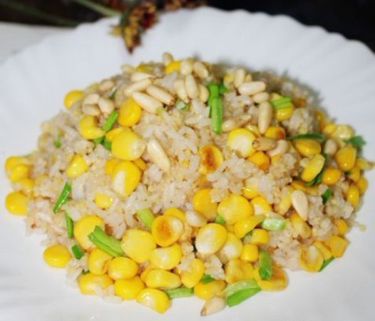 松仁玉米炒饭的做法