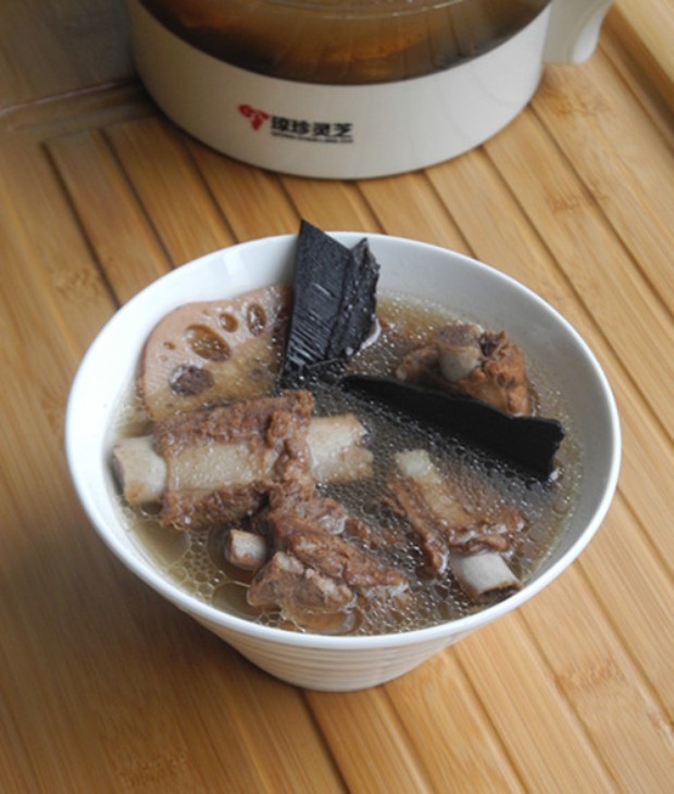 灵芝莲藕排骨汤的做法