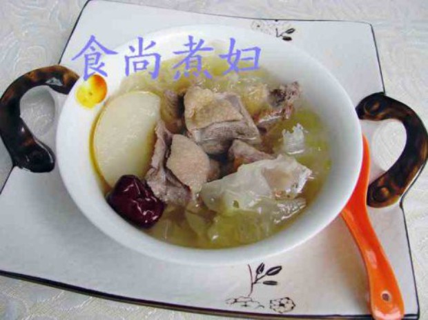 银耳雪梨煲鸭汤的做法