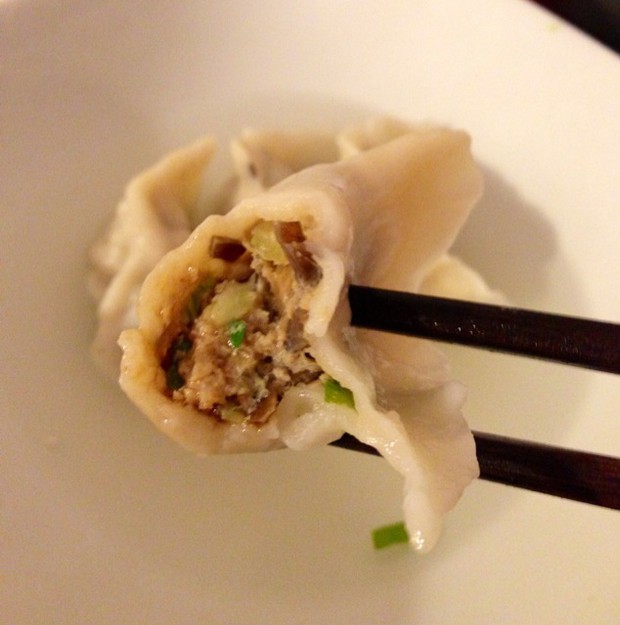 猪肉白菜黑木耳香菇饺子的做法