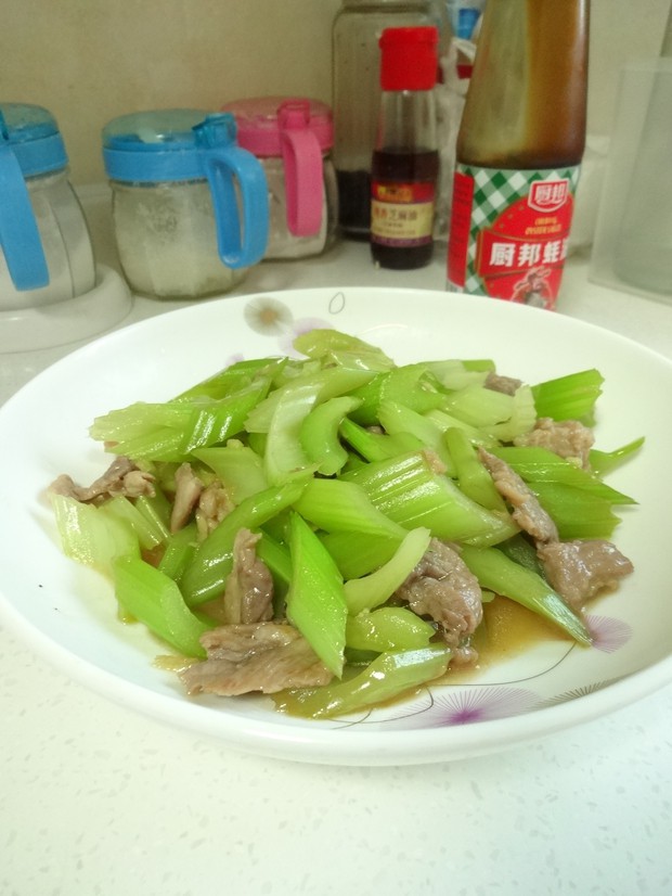 西芹炒瘦肉的做法