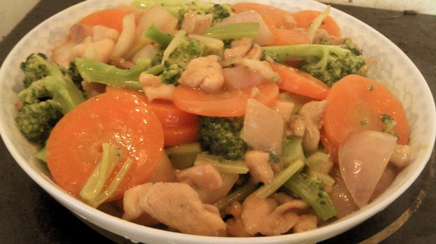 欧美风西兰花乱炒鸡腿肉的做法
