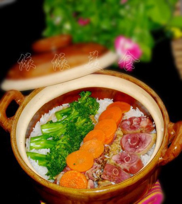 腊鸭腿煲仔饭的做法