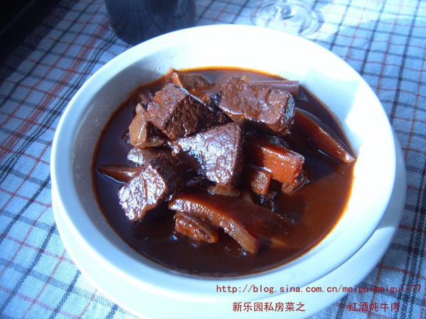 红酒炖牛肉的做法