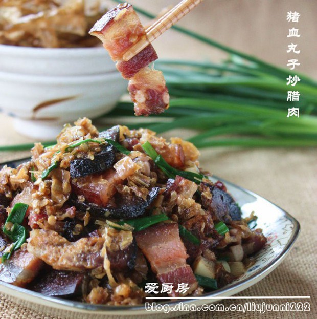 猪血丸子炒腊肉的做法