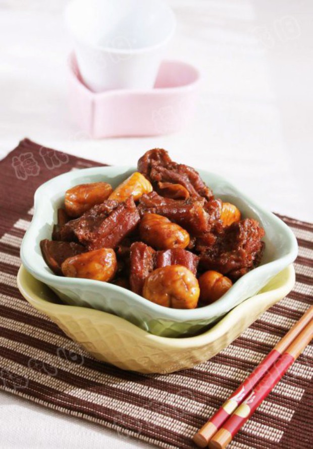 板栗烧牛肉的做法