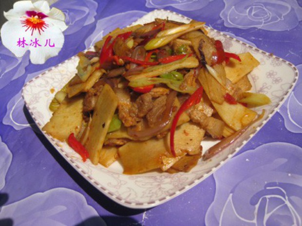 五花肉炒笋片的做法