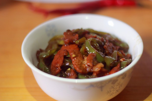 尖椒焖肉的做法