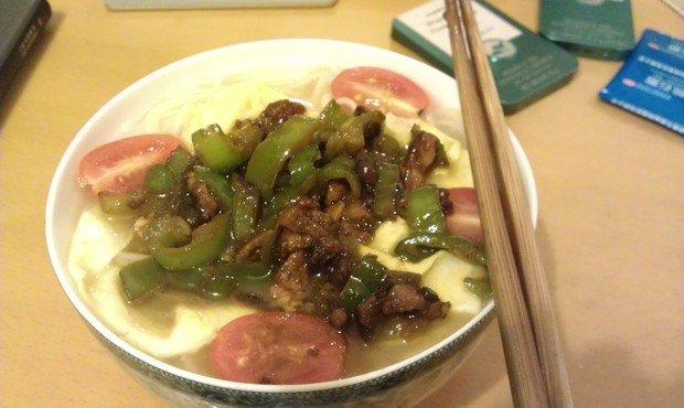 青椒肉末豆瓣酱汤面的做法