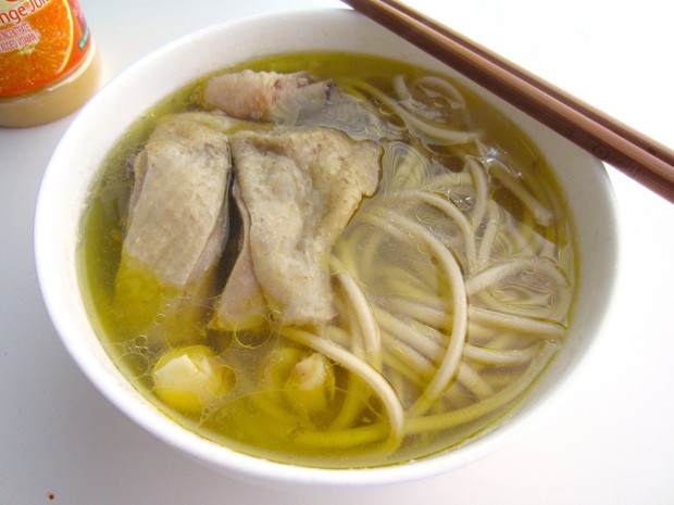 白莲炖鸡面的做法