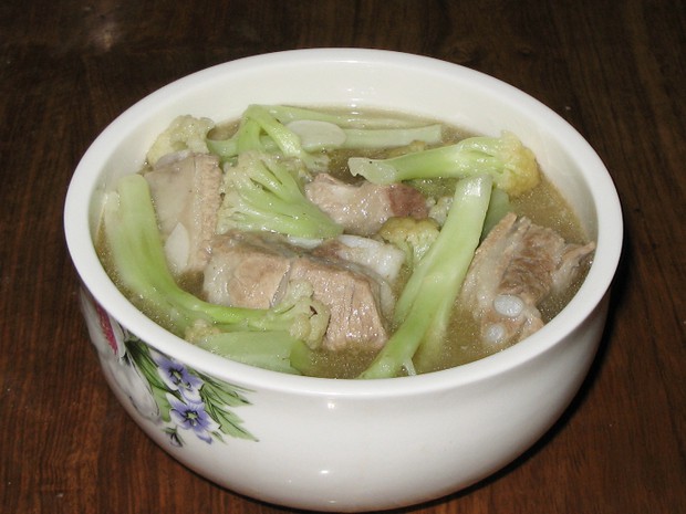 排骨烧菜花的做法