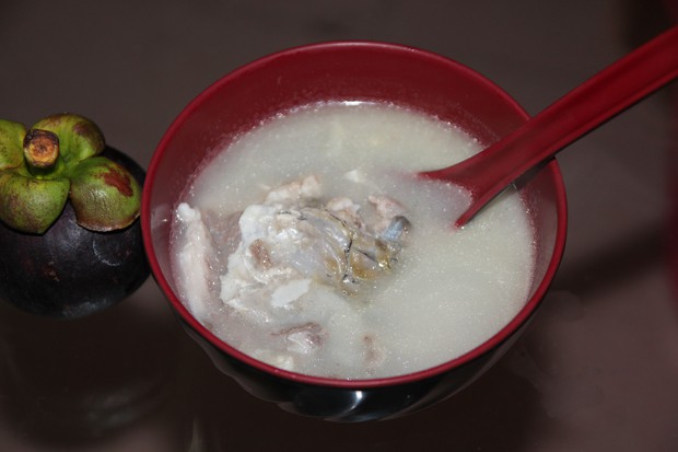 草鱼尾煲瘦肉的做法