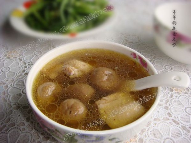 白菇炖鸡汤的做法