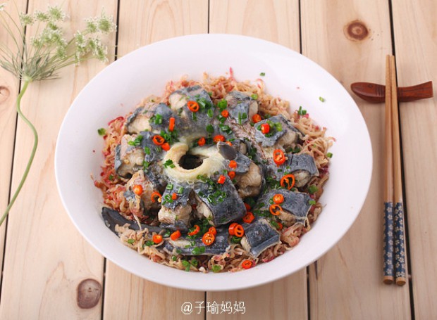 萝卜皮丝蒸鳗鱼的做法