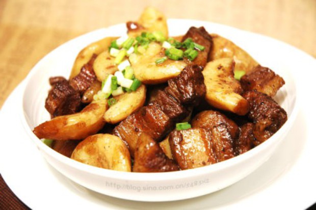 菱角烧肉的做法