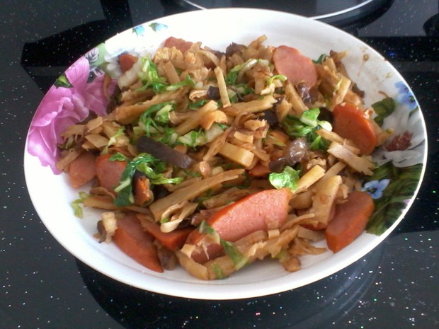 白菜木耳炒饼的做法