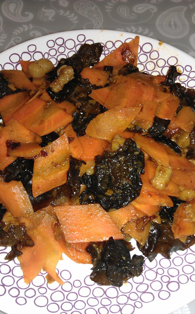 胡萝卜木耳炒肉燥的做法