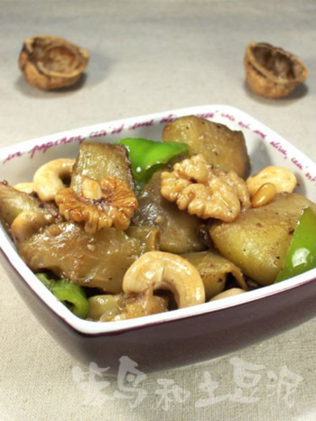 坚果仁烧茄子的做法