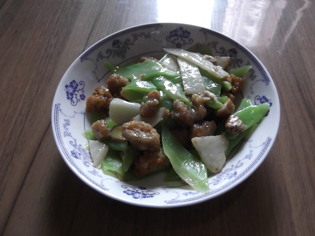 清炒莴笋山药素肉块的做法