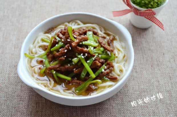 青椒素肉丝面的做法