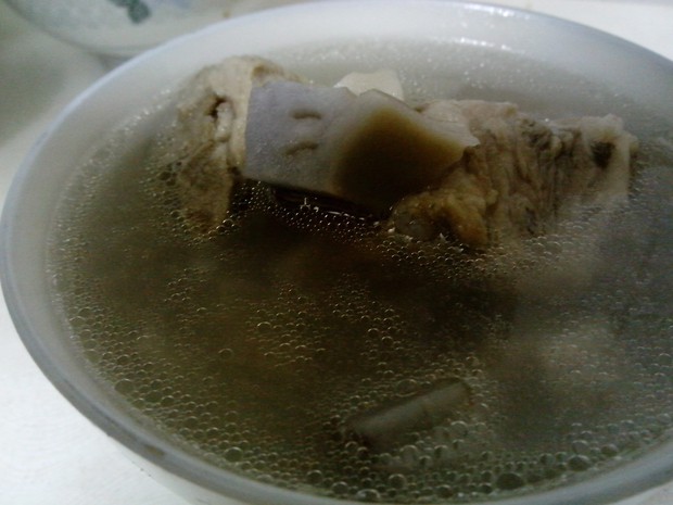 莲藕排骨汤的做法