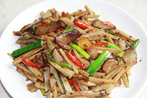 腊肉炒藕条的做法