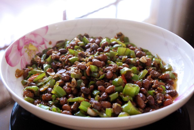 青椒炒腊八豆的做法