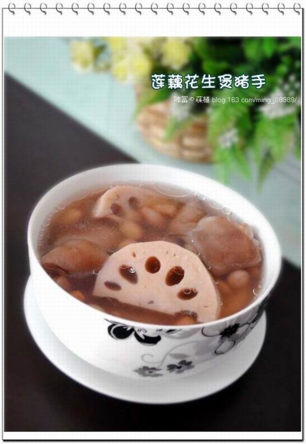 莲藕花生煲猪手的做法