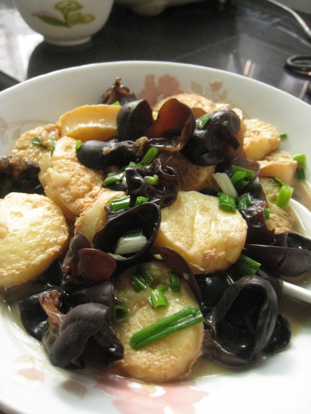 木耳炒日本豆腐的做法