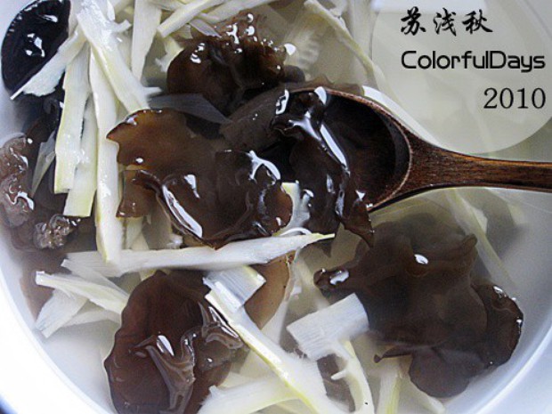 咸笋木耳汤的做法
