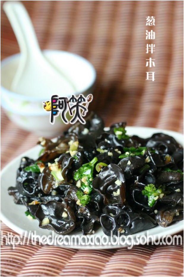 葱油拌木耳的做法