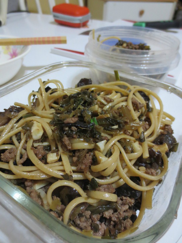 雪菜肉末木耳炒面的做法