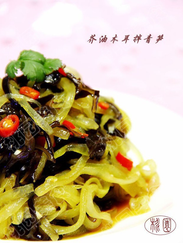 芥油木耳拌青笋的做法