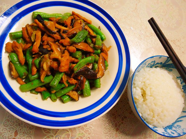 香菇龙豆小炒肉的做法