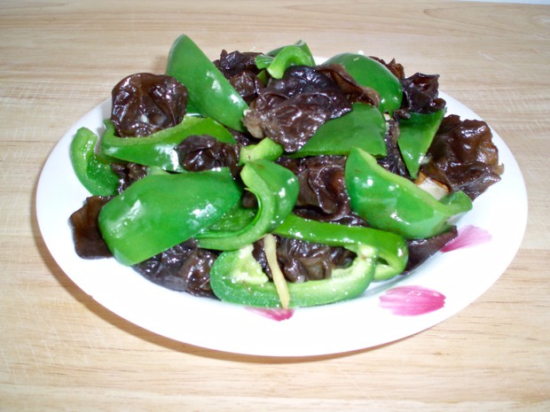 黑木耳炒青椒的做法