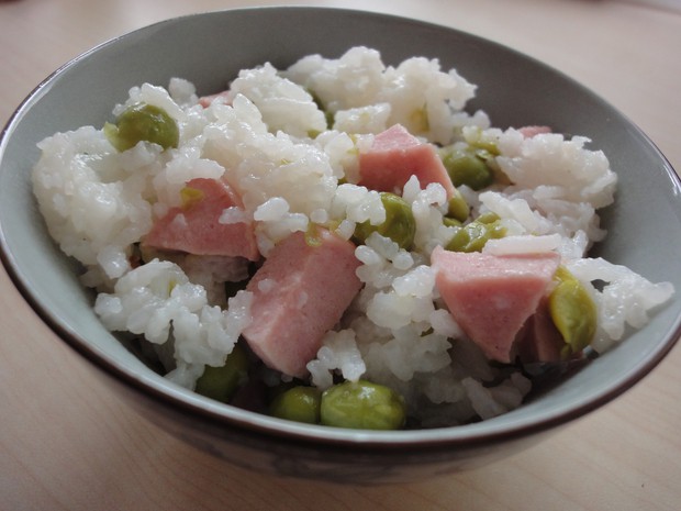 豌豆肉肠焖饭的做法