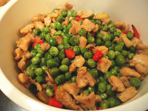 青豆炒鸡腿的做法