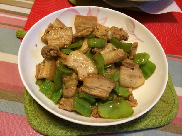 五花肉炒尖椒的做法