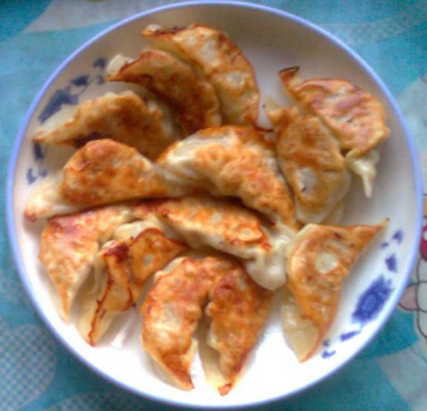 猪肉芹菜煎饺的做法