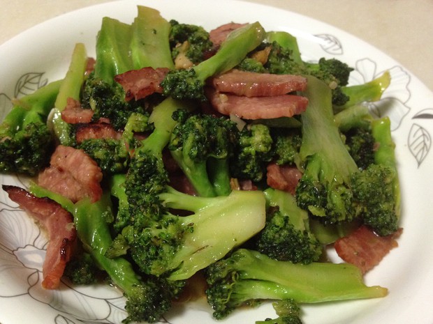 西兰花炒熏牛肉的做法