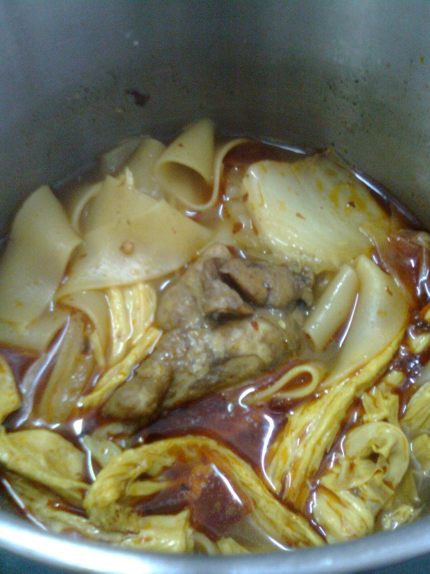 红油咖喱鸡腿面的做法