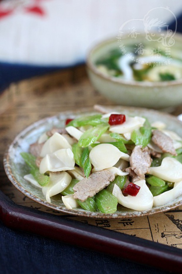 芹菜肉片炒海蘑菇的做法