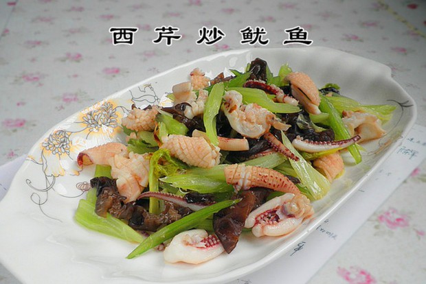 西芹炒鱿鱼的做法