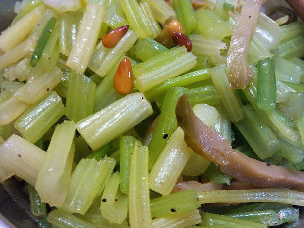 黑胡椒松仁炒芹菜的做法