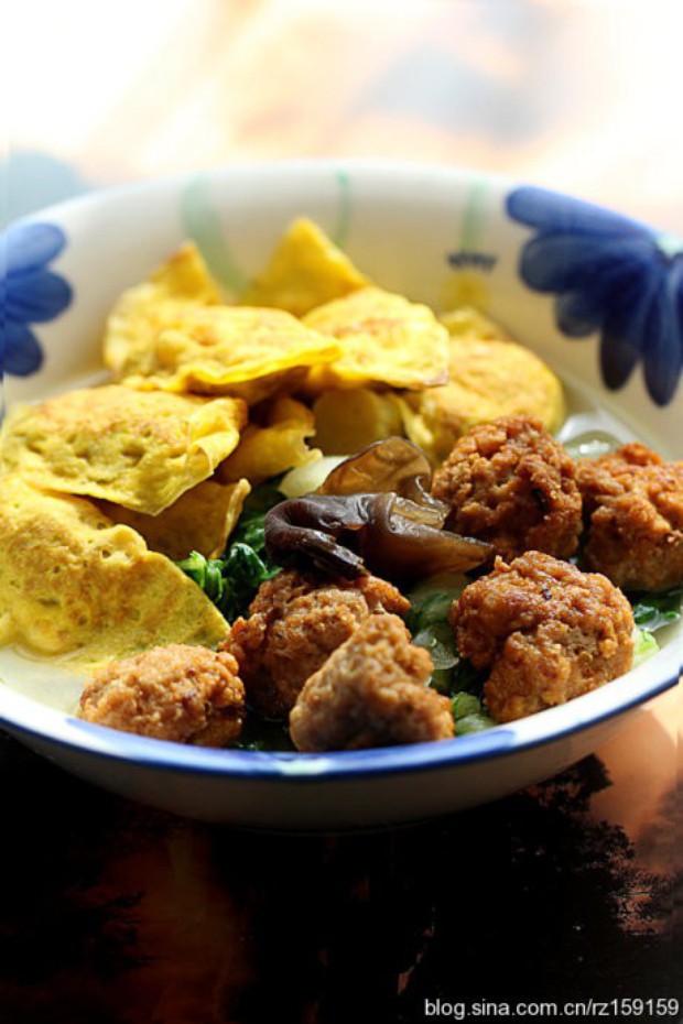 肉圆蛋饺烩青菜的做法