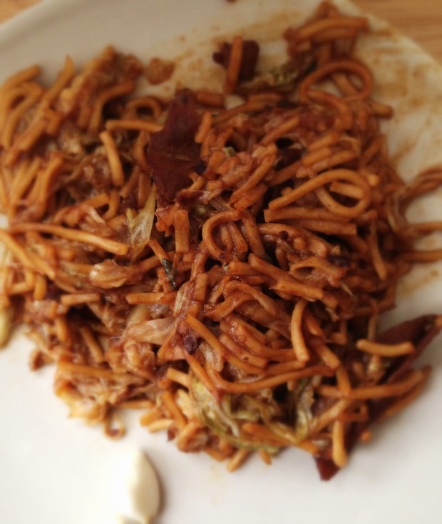 羊肉白菜酱油炒面的做法
