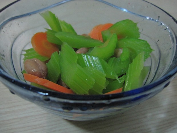 芹菜花生米的做法