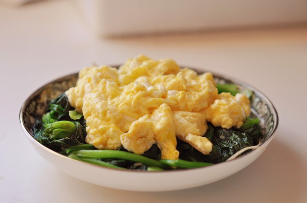 麻油蒜蓉菠菜铺蛋的做法