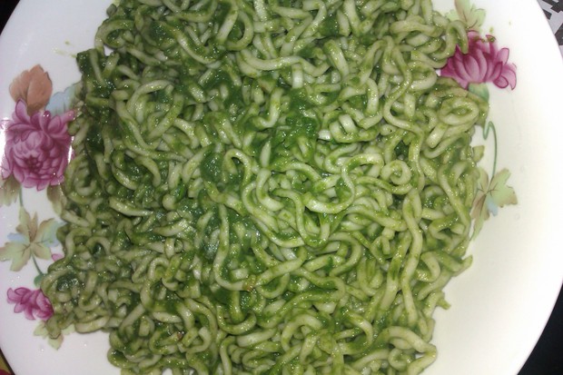 生菜汁拌面的做法